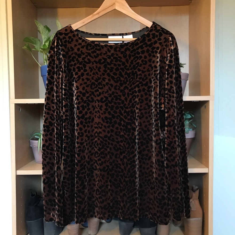 Oversized cheetah velvet top